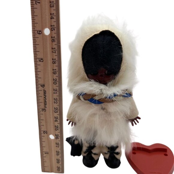 Vintage Carlson Inuit Eskimo Doll With Fur Parka On Heart Stand Sleepy Eye - Picture 6 of 8